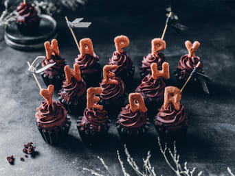 Cupcakes met Happy New Year belettering als leuke versiering voor oudejaarsavond. Cupcakes met Happy New Year belettering als leuke versiering voor oudejaarsavond.
