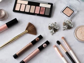Make-up tutorial: make-up spullen voor de perfecte look op oudejaarsavond. Make-up tutorial: make-up spullen voor de perfecte look op oudejaarsavond.