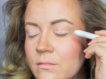 Oudejaarsmake-up: breng eerst een oogschaduwbasis aan. Oudejaarsmake-up: breng eerst een oogschaduwbasis aan.