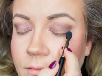 Oudejaarsavond oogmake-up: gebruik nu donkere oogschaduw. Oudejaarsavond oogmake-up: gebruik nu donkere oogschaduw.