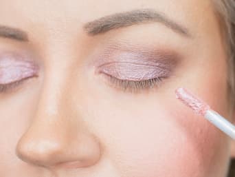 Oudejaarsavond make-up look: glitterpigmenten ronden de look af. Oudejaarsavond make-up look: glitterpigmenten ronden de look af.