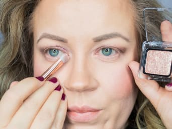 Highlighter in de binnenhoek laat de ogen stralen. Highlighter in de binnenhoek laat de ogen stralen.