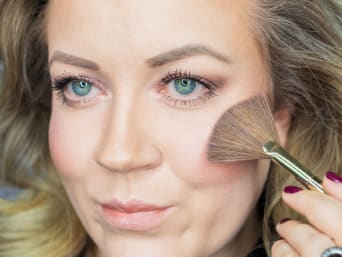 Breng highlighter aan op de jukbeenderen, neus en liplijn. Breng highlighter aan op de jukbeenderen, neus en liplijn.