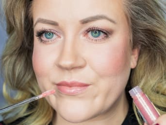 Glinsterende lipgloss rondt de oudejaarslook af. Glinsterende lipgloss rondt de oudejaarslook af.
