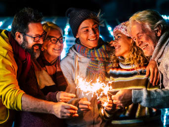 Oudejaarsavond plannen: familie viert samen oud en nieuw. Oudejaarsavond plannen: familie viert samen oud en nieuw.