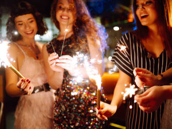 Elegante outfits voor een oudejaarsavond themafeest. Elegante outfits voor een oudejaarsavond themafeest.