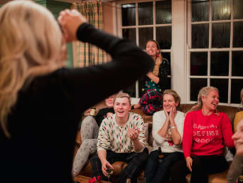 Oudejaarsavond charade - vrouw imiteert een term. Oudejaarsavond charade - vrouw imiteert een term.