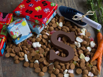 Sinterklaas: pepernoten, een Sinterklaas gedicht in de schoen en cadeautjes.  Sinterklaas: pepernoten, een Sinterklaas gedicht in de schoen en cadeautjes.
