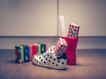 Schoen zetten: Sinterklaas cadeautjes in een schoen en laars. Schoen zetten: Sinterklaas cadeautjes in een schoen en laars.