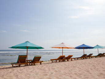 UV Strahlung Wirkung: Sonnenschirme am Strand schützen vor Sonnenbrand. UV Strahlung Wirkung: Sonnenschirme am Strand schützen vor Sonnenbrand.