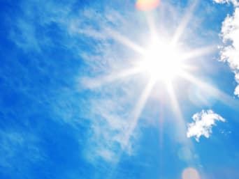 Sonnenstrahlung: Ein Teil der UV-Strahlen wird von der Ozonschicht ausgefiltert. Sonnenstrahlung: Ein Teil der UV-Strahlen wird von der Ozonschicht ausgefiltert.