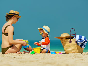 Sonnenschutz Kinder: Kleiner Junge in sonnengerechter Kleidung. Sonnenschutz Kinder: Kleiner Junge in sonnengerechter Kleidung.