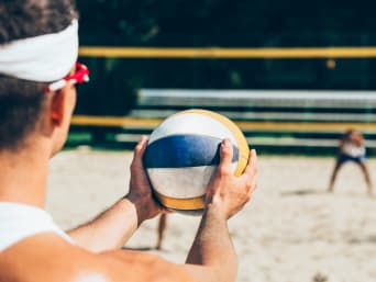 Sonnenschutz beim Beachvolleyball: Wasserfeste Sport-Sonnencreme hält auch Schweiß stand. Sonnenschutz beim Beachvolleyball: Wasserfeste Sport-Sonnencreme hält auch Schweiß stand.