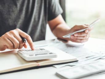Huishoudboekje bijhouden - Man berekent zijn maandelijkse budget.