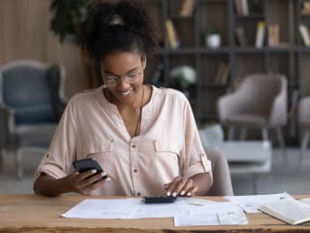Budget-app - Student voert haar uitgaven in een budgetboek-app in.