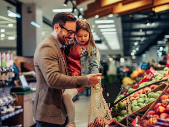Duurzame consumptie - Vader en dochter winkelen in de supermarkt. Duurzame consumptie - Vader en dochter winkelen in de supermarkt.