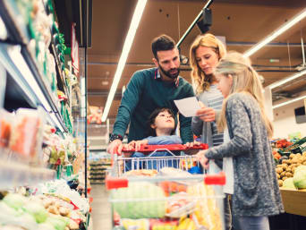 Geld besparen op boodschappen: Familie bekijkt samen hun boodschappenlijstje. Geld besparen op boodschappen: Familie bekijkt samen hun boodschappenlijstje.