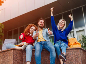 Tips om geld te besparen - Drie studenten genieten van hun studentenleven.
