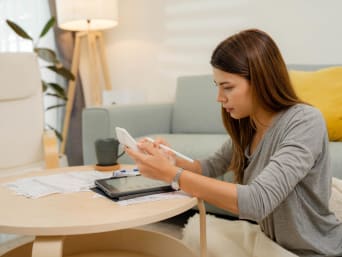 Spaartip – student controleert haar financiën.
