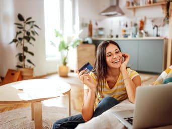 Studentenkorting - jonge studente is blij met een korting bij het online winkelen.