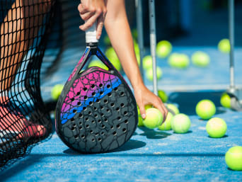 Padel-Tennis Regeln: Für die Sportart wird ein Schläger mit Löchern und einer soliden Schlagfläche benötigt. Padel-Tennis Regeln: Für die Sportart wird ein Schläger mit Löchern und einer soliden Schlagfläche benötigt.