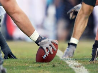 American Football spielen – Spieler sind bereit, das Spiel zu beginnen. American Football spielen – Spieler sind bereit, das Spiel zu beginnen.