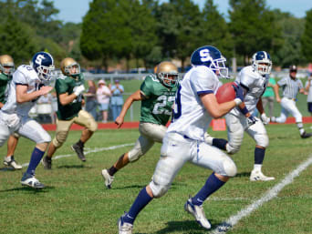 Football Regeln – Spieler versuchen, den Ball in die Endzone des Gegners zu bringen. Football Regeln – Spieler versuchen, den Ball in die Endzone des Gegners zu bringen.