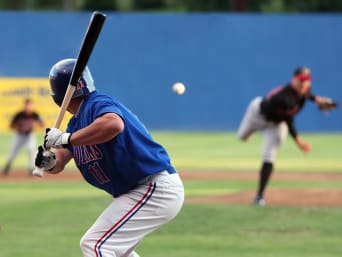 Baseball Ausrüstung – Spieler versucht, den Wurf vom Pitcher zu schlagen. Baseball Ausrüstung – Spieler versucht, den Wurf vom Pitcher zu schlagen.