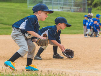 Baseball für Kinder – Kinder machen sich bereit, den Ball zu fangen. Baseball für Kinder – Kinder machen sich bereit, den Ball zu fangen.