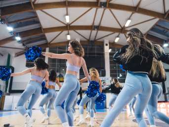 Cheerleading Tipps: Gruppe trainiert eine Tanz-Choreographie mit Pompons. Cheerleading Tipps: Gruppe trainiert eine Tanz-Choreographie mit Pompons.