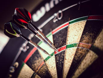 Dart Tipps – Dartpfeile stecken in einem Dartboard.  Dart Tipps – Dartpfeile stecken in einem Dartboard.