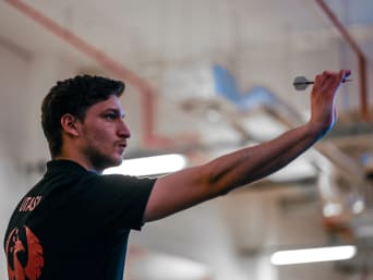 Dart Trainingstipps – Dart-Spieler plant seinen Wurf.  Dart Trainingstipps – Dart-Spieler plant seinen Wurf.