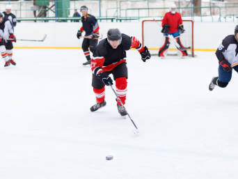 Eishockey lernen: Eine Eishockey-Mannschaft trainiert in der Eishalle.  Eishockey lernen: Eine Eishockey-Mannschaft trainiert in der Eishalle.