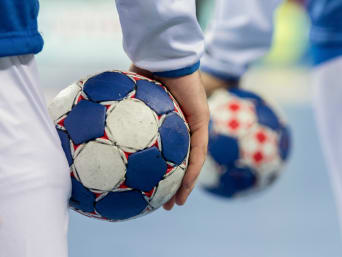 Handball spielen – Spieler mit ihren Handbällen. Handball spielen – Spieler mit ihren Handbällen.
