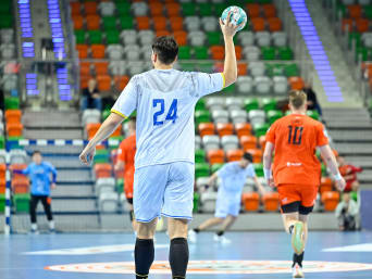 Handbal leren – Speler gooit een bal tijdens een wedstrijd.