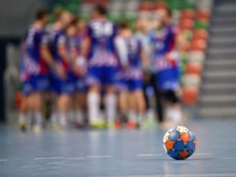 Handbal voor beginners – Team overlegt.
