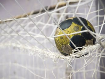 Handbal – Bal ligt op het net van een doel.