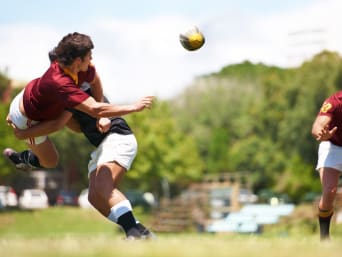 Rugby Regeln – Spieler wird vom Gegenspieler getackelt.  Rugby Regeln – Spieler wird vom Gegenspieler getackelt.