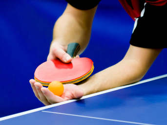 Tischtennis Regeln: Ein Spieler macht einen Aufschlag. Tischtennis Regeln: Ein Spieler macht einen Aufschlag.