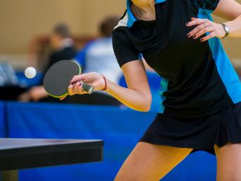 Tischtennis als Sport: Sportlerin in einem Trainingsoutfit bei einem Ballwechsel. Tischtennis als Sport: Sportlerin in einem Trainingsoutfit bei einem Ballwechsel.
