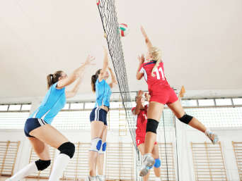 Volleyball Training: 2 Frauenmannschaften spielen in der Halle gegeneinander Volleyball. Volleyball Training: 2 Frauenmannschaften spielen in der Halle gegeneinander Volleyball.