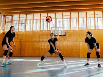 Volleybaltraining – spelers trainen gezamenlijk verschillende opslagtechnieken in de hal.  Volleybaltraining – spelers trainen gezamenlijk verschillende opslagtechnieken in de hal.