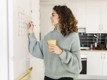 Zeitmanagement-Methoden im Studium: Studentin trägt Termine ein.  Zeitmanagement-Methoden im Studium: Studentin trägt Termine ein.