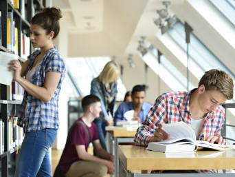 Lerntipps zur Prüfungsvorbereitung: Studierende lernen in der Bibliothek. Lerntipps zur Prüfungsvorbereitung: Studierende lernen in der Bibliothek.