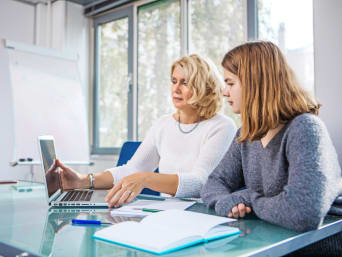Was soll ich studieren? - Beraterin erklärt einer Schülerin Studienmöglichkeiten.