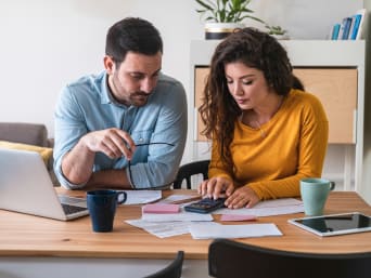 Studium finanzieren: Pärchen berechnet die Finanzierung des Studiums. Studium finanzieren: Pärchen berechnet die Finanzierung des Studiums.
