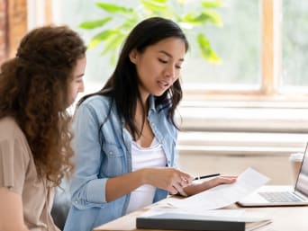 Studium finanzieren: Studentin lässt sich zu Studienkrediten beraten. Studium finanzieren: Studentin lässt sich zu Studienkrediten beraten.