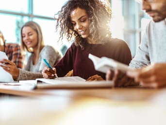Tipps zum Studienstart: Studentin macht sich Notizen in einem Seminar. Tipps zum Studienstart: Studentin macht sich Notizen in einem Seminar.