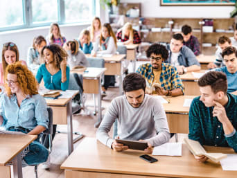 Studienbeginn-Tipps: Studierende lernen in einem Seminar. Studienbeginn-Tipps: Studierende lernen in einem Seminar.