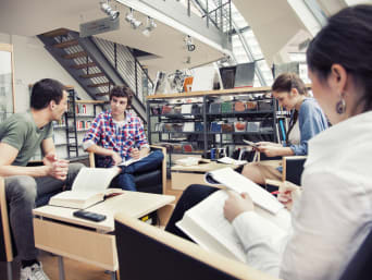 Studienbeginn: Studierende lernen gemeinsam in der Bibliothek. Studienbeginn: Studierende lernen gemeinsam in der Bibliothek.